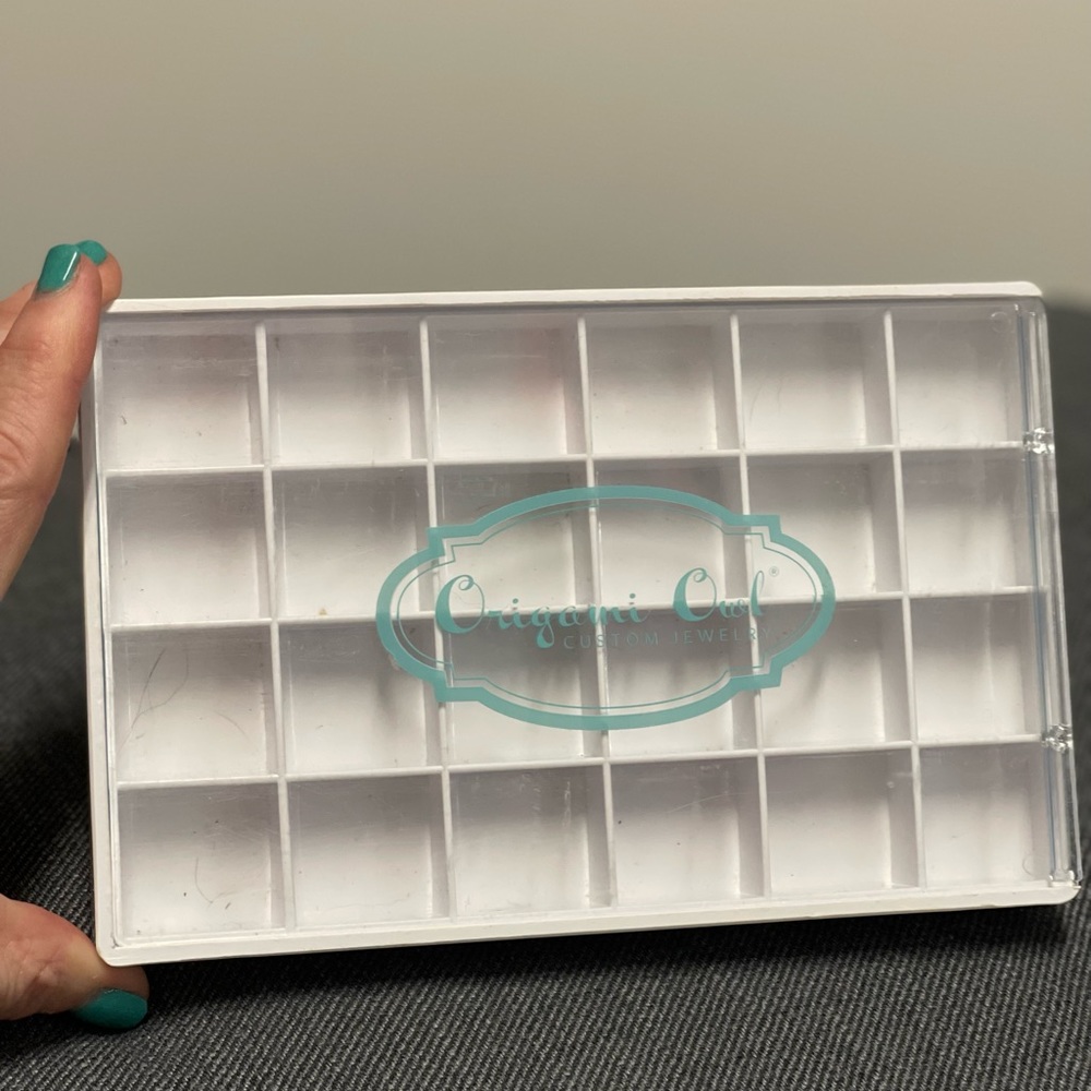 O2 charm holder